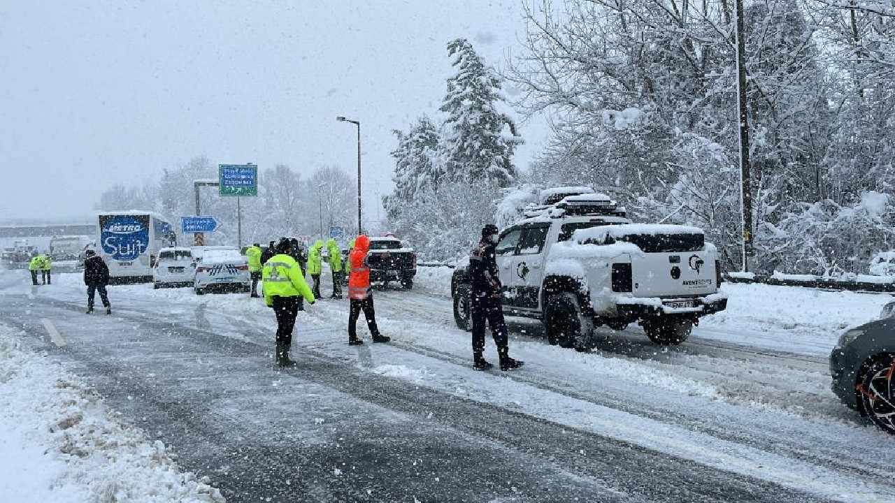 37 aracın zincirleme kaza yaptığı TEM, tek şeritten trafiğe açıldı