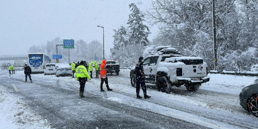 37 aracın zincirleme kaza yaptığı TEM, tek şeritten trafiğe açıldı