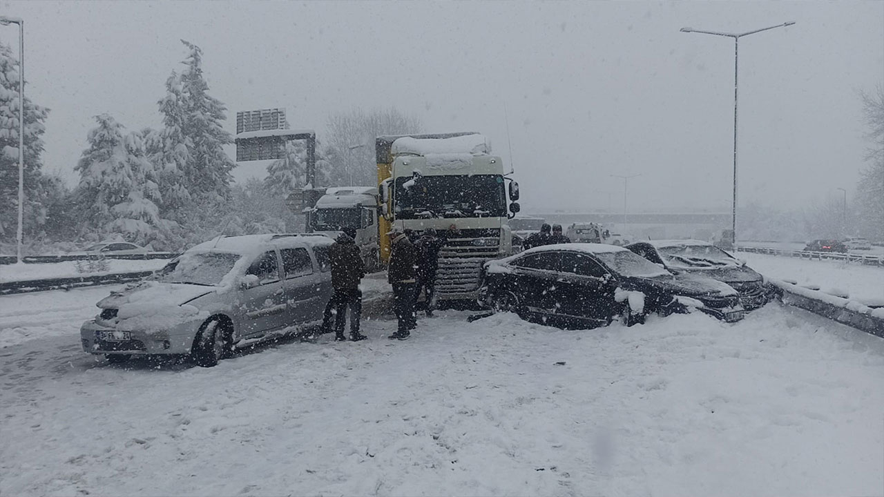 Düzce’de 30 araç birbirine girdi, İstanbul yönü trafiğe kapandı