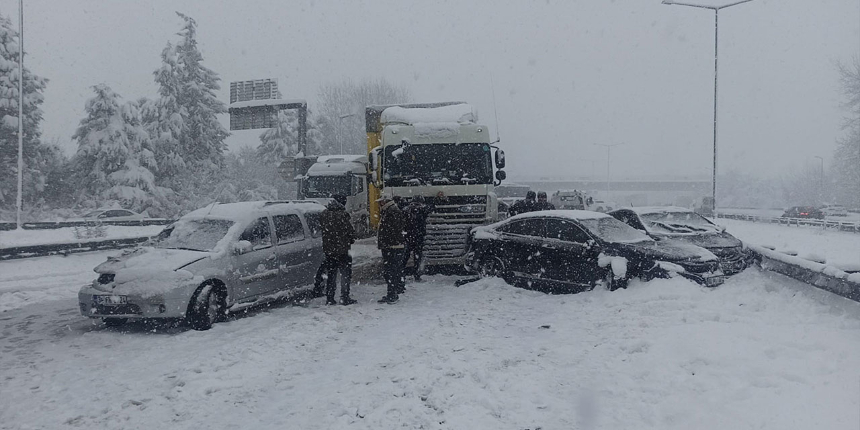 Düzce’de 30 araç birbirine girdi, İstanbul yönü trafiğe kapandı