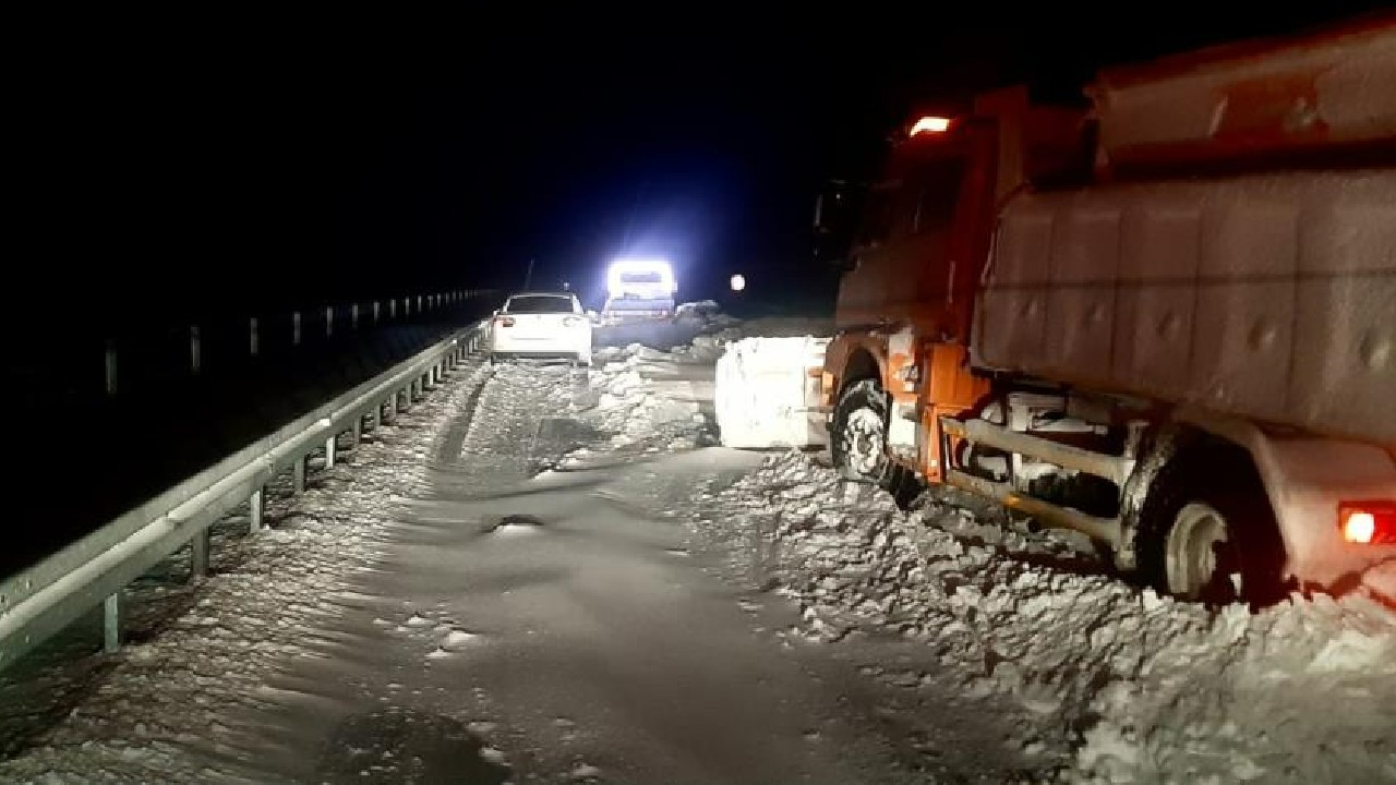 Diyarbakır’da tipi nedeniyle araçlarda mahsur kalan vatandaşları AFAD ekipleri kurtardı