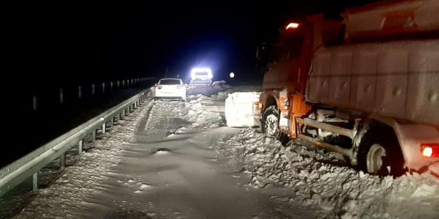 Diyarbakır’da tipi nedeniyle araçlarda mahsur kalan vatandaşları AFAD ekipleri kurtardı