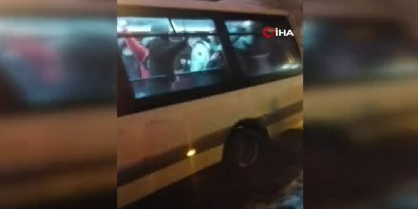 Esenyurt’ta vatandaşlar zıplayarak minibüsü hareket ettirmeye çalıştı