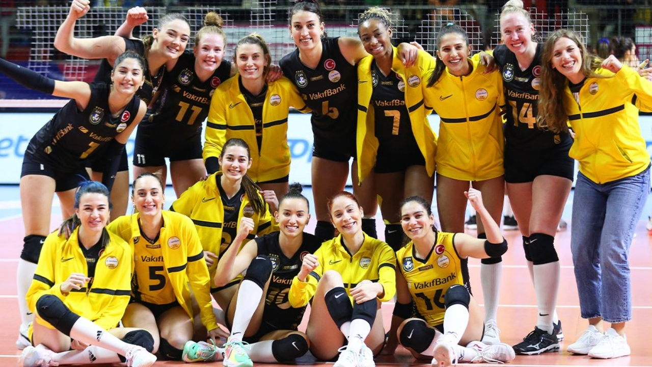 Derbide zafer VakıfBank'ın... Fenerbahçe Opet'i 3-1 mağlup eden VakıfBank liderliğe yükseldi