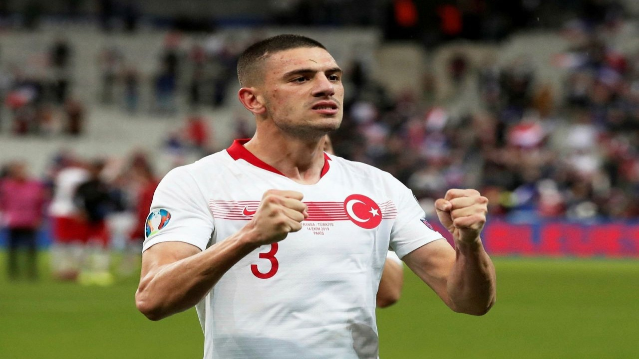 Merih Demiral Dünyaca Ünlü Modelle Aşk Yaşıyor!