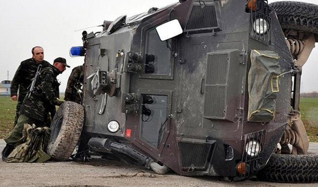 Askeri panzerle otomobil çarpıştı! Yaralılar var...