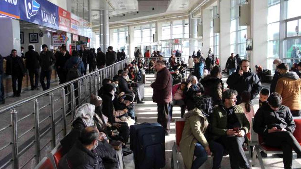 Sivas’ta kar yağışı nedeniyle otobüs seferleri iptal oldu: Çok sayıda vatandaş terminalde bekliyor