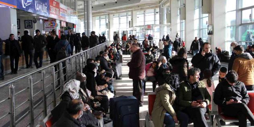 Sivas’ta kar yağışı nedeniyle otobüs seferleri iptal oldu: Çok sayıda vatandaş terminalde bekliyor