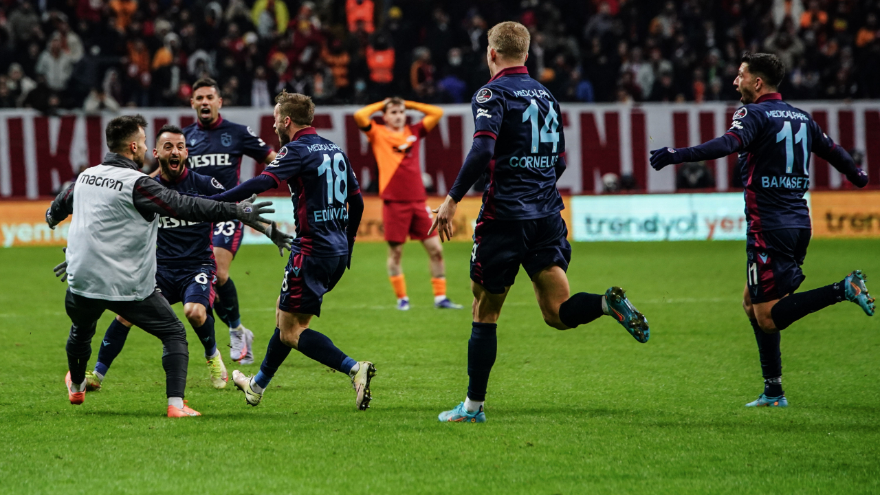 Abdullah Avcı: Trabzonspor'daki 61'inci maçımmış. Plakayı bulduk, hayırlısı olsun