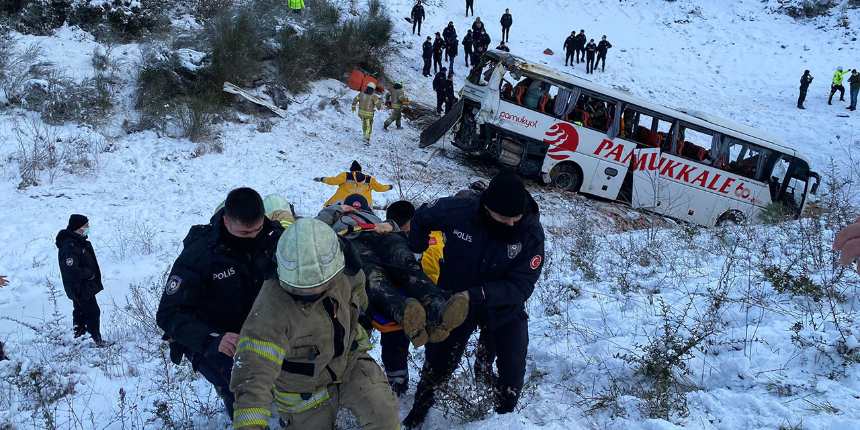 Kuzey Marmara Otoyolu'nda otobüs devrildi! Can kaybı ve yaralılar var