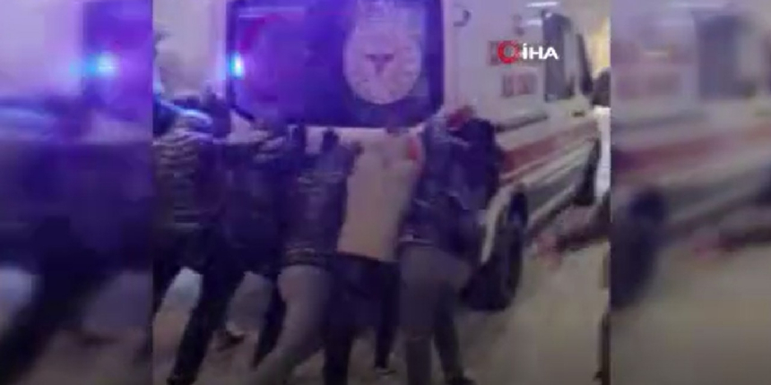 İstanbul’da yoğun kar yağışı nedeniyle ambulans yolda kaldı