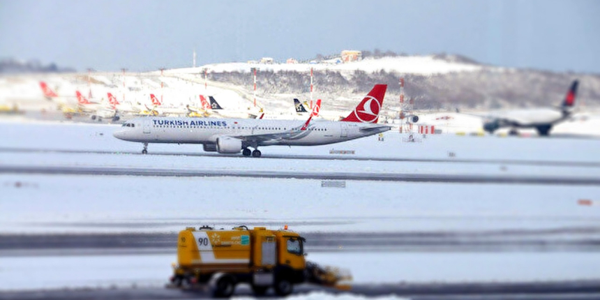 Ulaşıma kar engeli: İstanbul Havalimanı'nda tüm uçuşlar durduruldu!