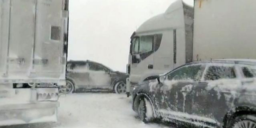İstanbul'da trafiği kilitleyen zincirleme kaza: 30 araç birbirine girdi!