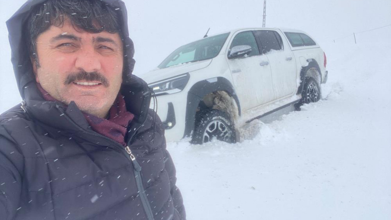 Karda mahsur kalan vatandaşı kurtarmaya giden belediye başkanı da mahsur kaldı!