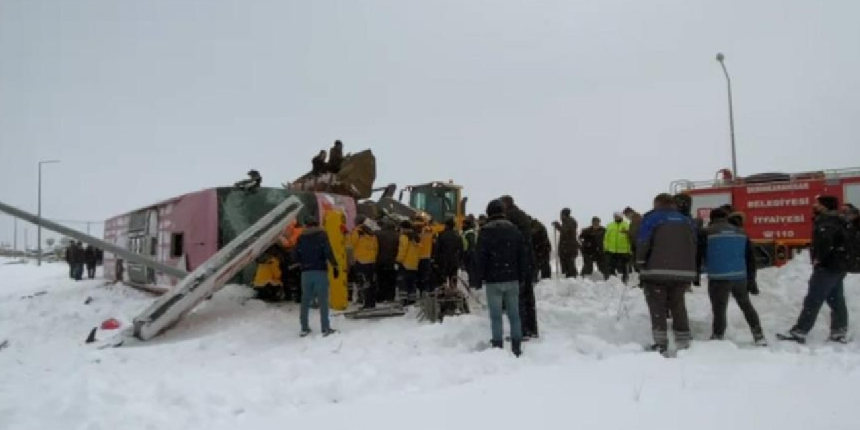 Yolcu otobüsü kontrolden çıkarak şarampole devrildi: Yaralılar var