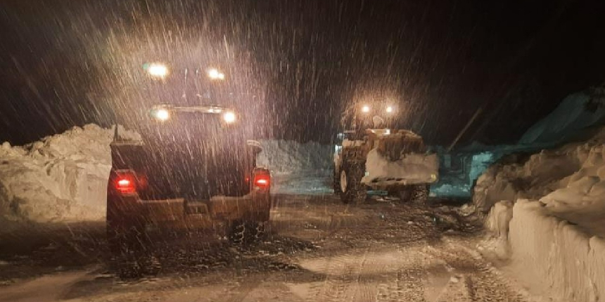 Antalya-Konya karayoluna çığ düştü, 3 metrelik kar kütleleri yolu kapladı