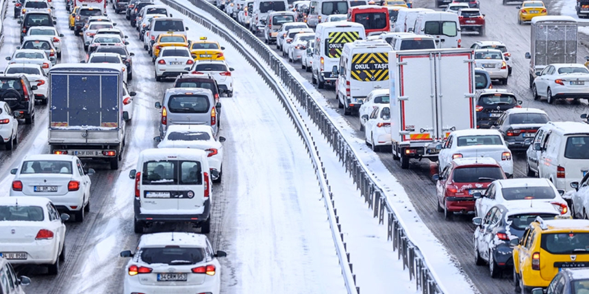 İstanbul trafiğinde son durum: Avrupa Yakası kilit, Anadolu Yakası bomboş
