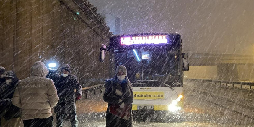 Arızalanan İETT otobüsü yolda kaldı, içindeki yolcular mağdur oldu