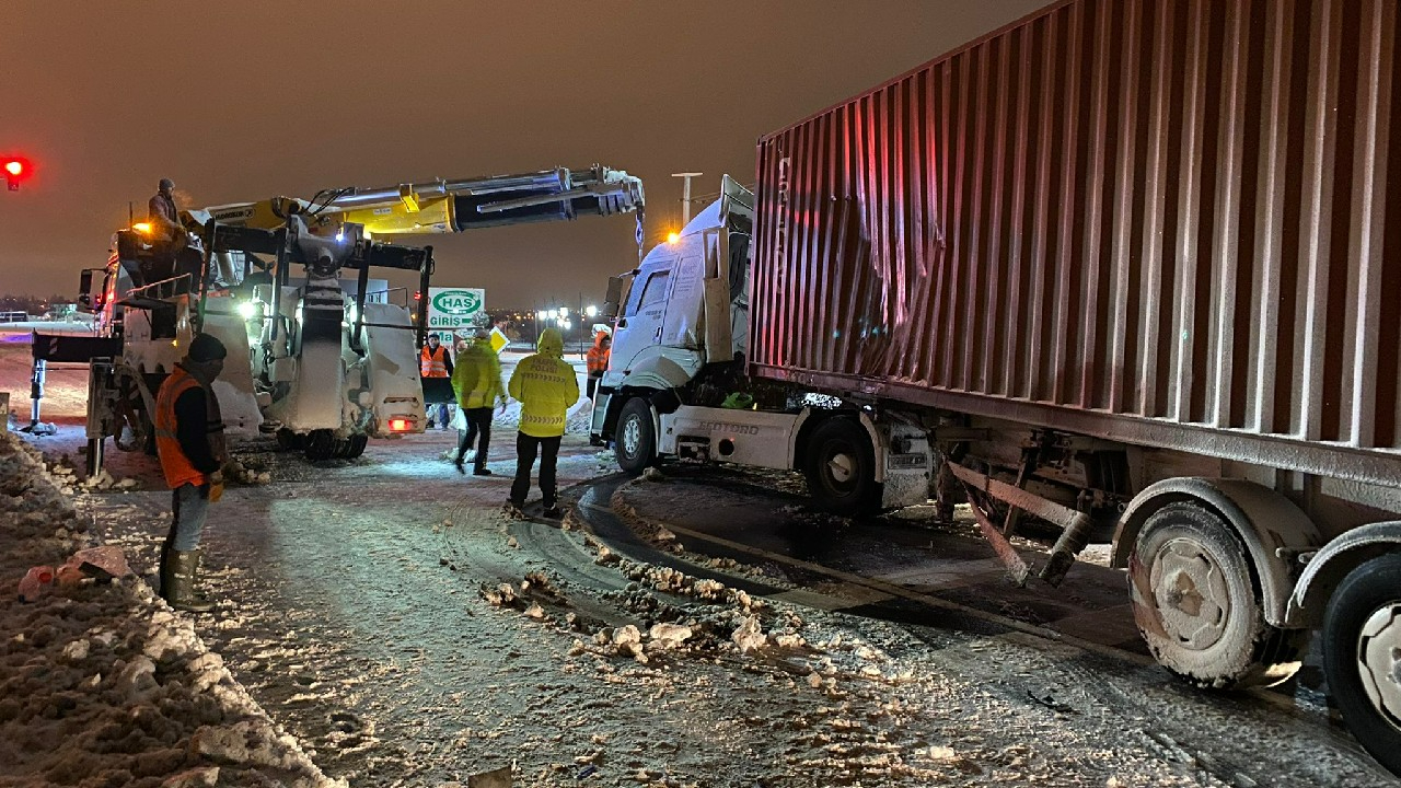 Aksaray'da iki yolcu otobüsü ile tır çarpıştı, 8 kişi yaralandı
