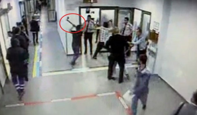 Acil serviste korku dolu anlar: Baltayla saldırdılar! / VİDEO
