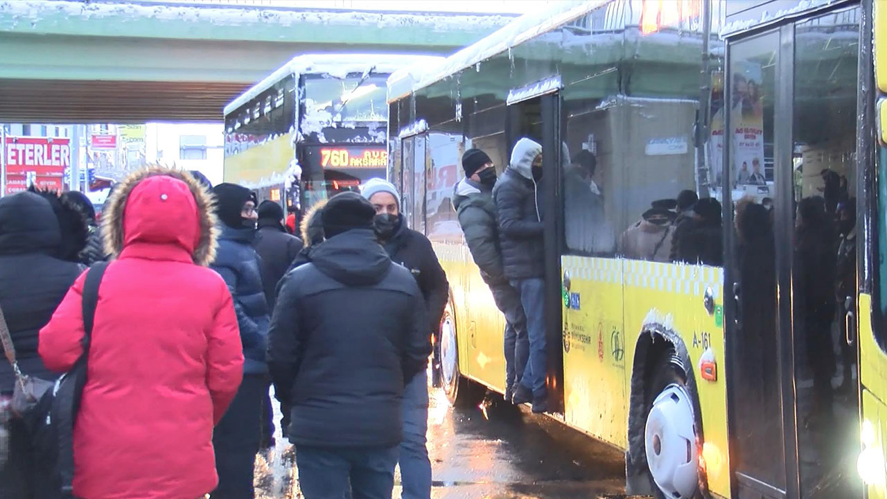 İstanbul’da araçların trafiğe çıkış yasağı sonrası denetim: Otobüs duraklarında yoğunluk arttı