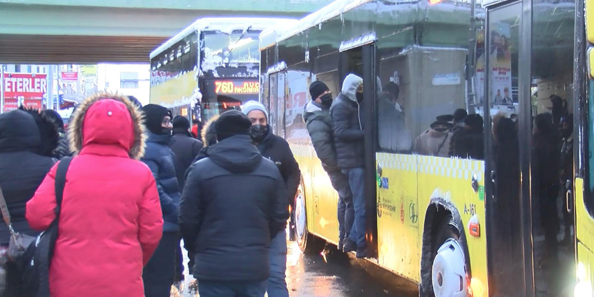 İstanbul’da araçların trafiğe çıkış yasağı sonrası denetim: Otobüs duraklarında yoğunluk arttı