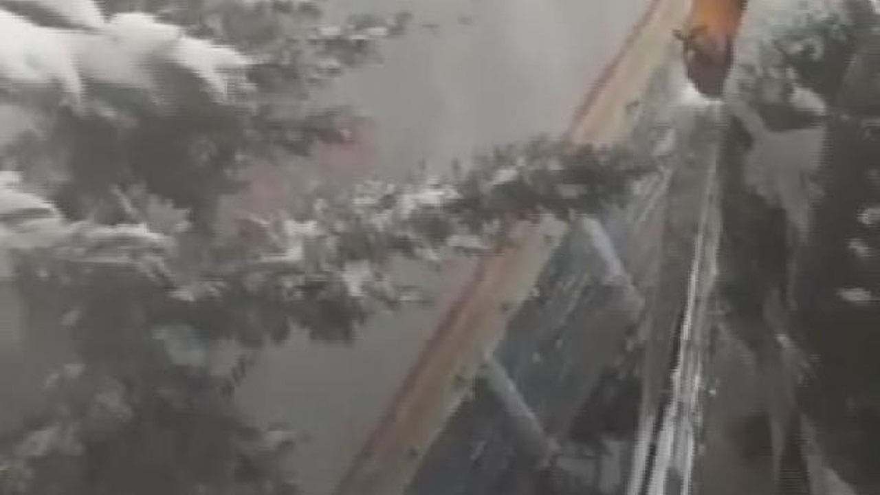 Buzlanan yolda kayan kamyonet, apartman bahçesine düştü! O anlar kamerada...