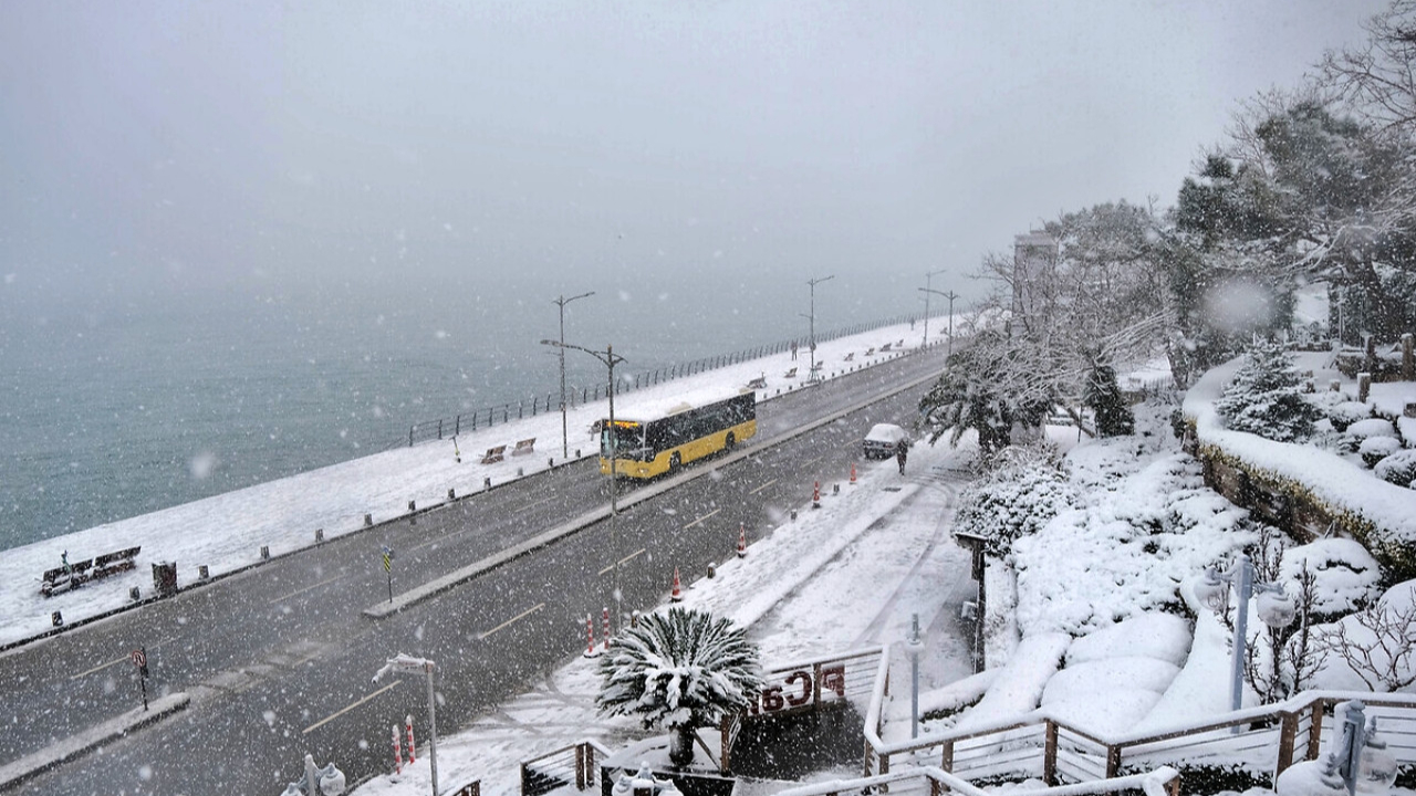İstanbul'da hayatı durduran kar: Meteoroloji biteceği günü duyurdu!