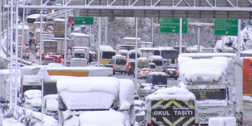 Vali Ali Yerlikaya'dan İstanbullulara önemli çağrı: Araçlarımızı süratle kaldıralım!
