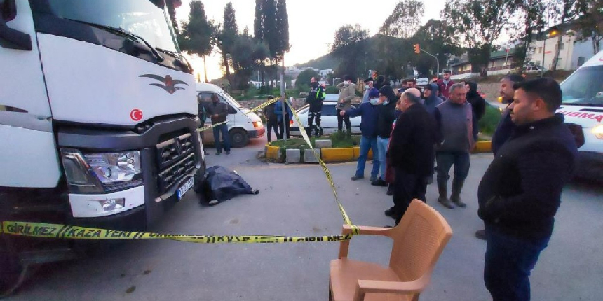 Feci kaza! Ekmek aldıktan sonra tırın altında kalarak can verdi