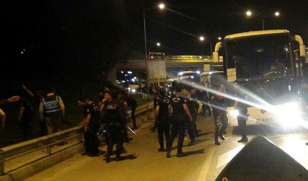 Beşiktaş taraftarlarını taşıyan otobüse taşlı saldırı...