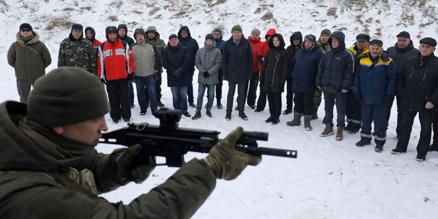Rusya-Ukrayna geriliminde yeni perde: Siviller silahlanmaya başladı