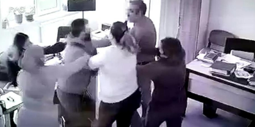Önce kadın memura hakaret etti, sonra ayırmaya çalışan memura kafa attı