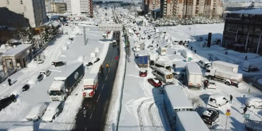 Kar yağışı nedeniyle çok sayıda araç TEM ve D-100'e terk edildi!