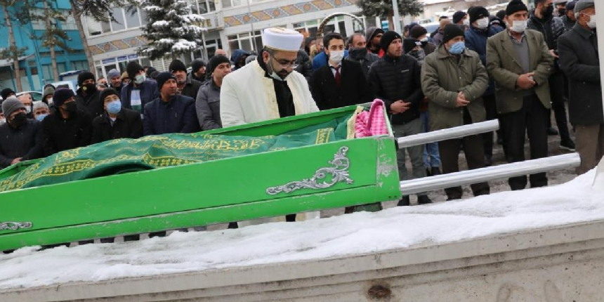 Evinde boğazı kesilmiş vaziyette bulunmuştu! Aile üyeleri gözaltında!