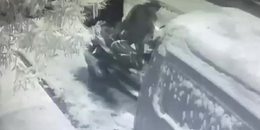Önce motorun üzerindeki karı temizlediler, sonra çalıp kaçtılar
