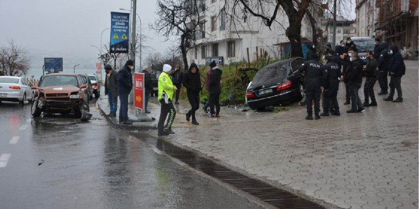 İki otomobil kafa kafaya çarpıştı, kaza anı kamerada!