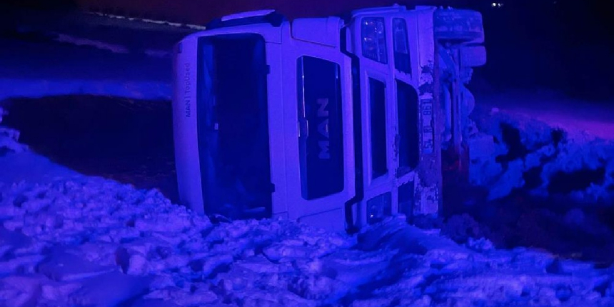 Tır şarampole devrildi, 10 ton süt yola döküldü