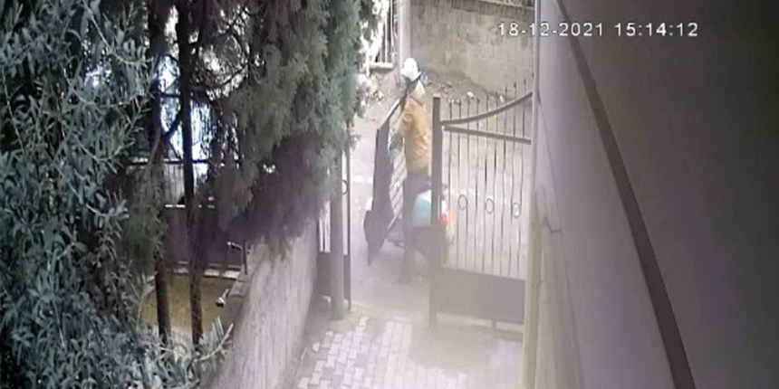 Güpegündüz hırsızlık kamerada: Motosikletle demir kapı taşıdı
