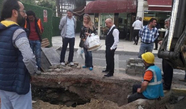 Metro kazısında kuyumcuya açılan tünel bulundu...