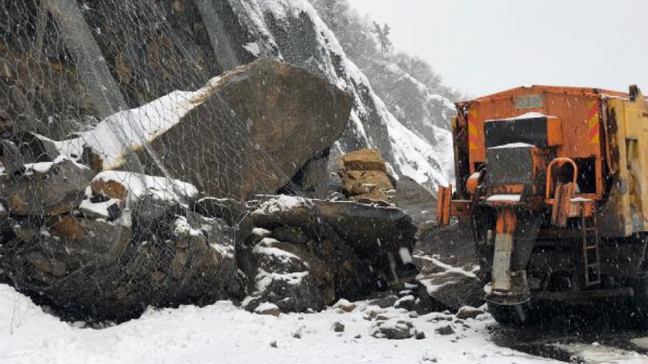 Zonguldak-İstanbul yolunda heyelan: Dev kayalar yolu kapattı!