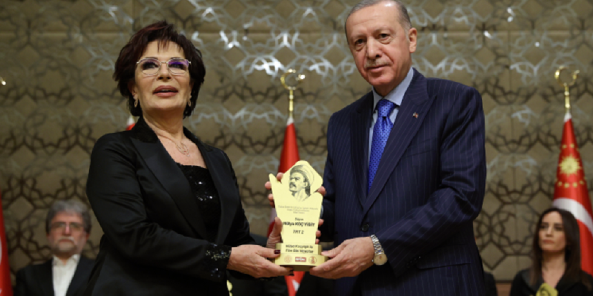 Cumhurbaşkanı Erdoğan: Sosyal medya denen mecralarda kullanılan dil, Türkçe'miz için tam bir felaket