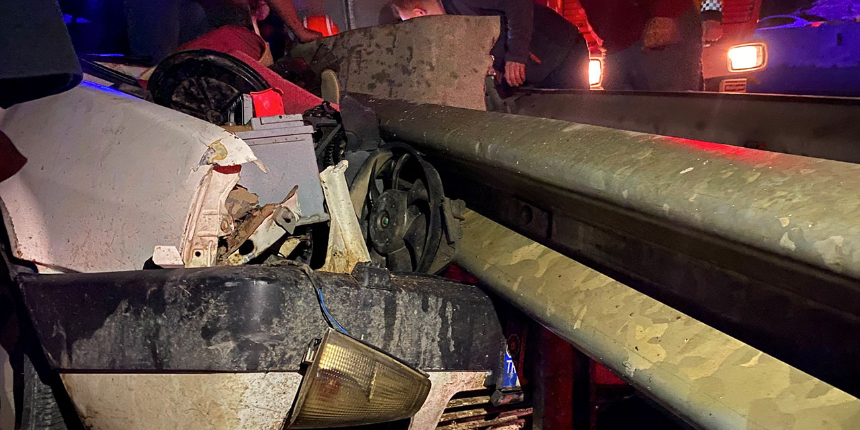 Bariyerlere ok gibi saplanan otomobilin hız göstergesi 20 metre uzakta bulundu