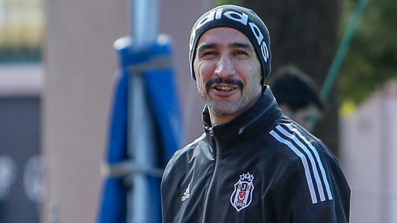 Mehmet Topal yeni imajıyla Beşiktaş'ın Antalya kampında dikkati çekti