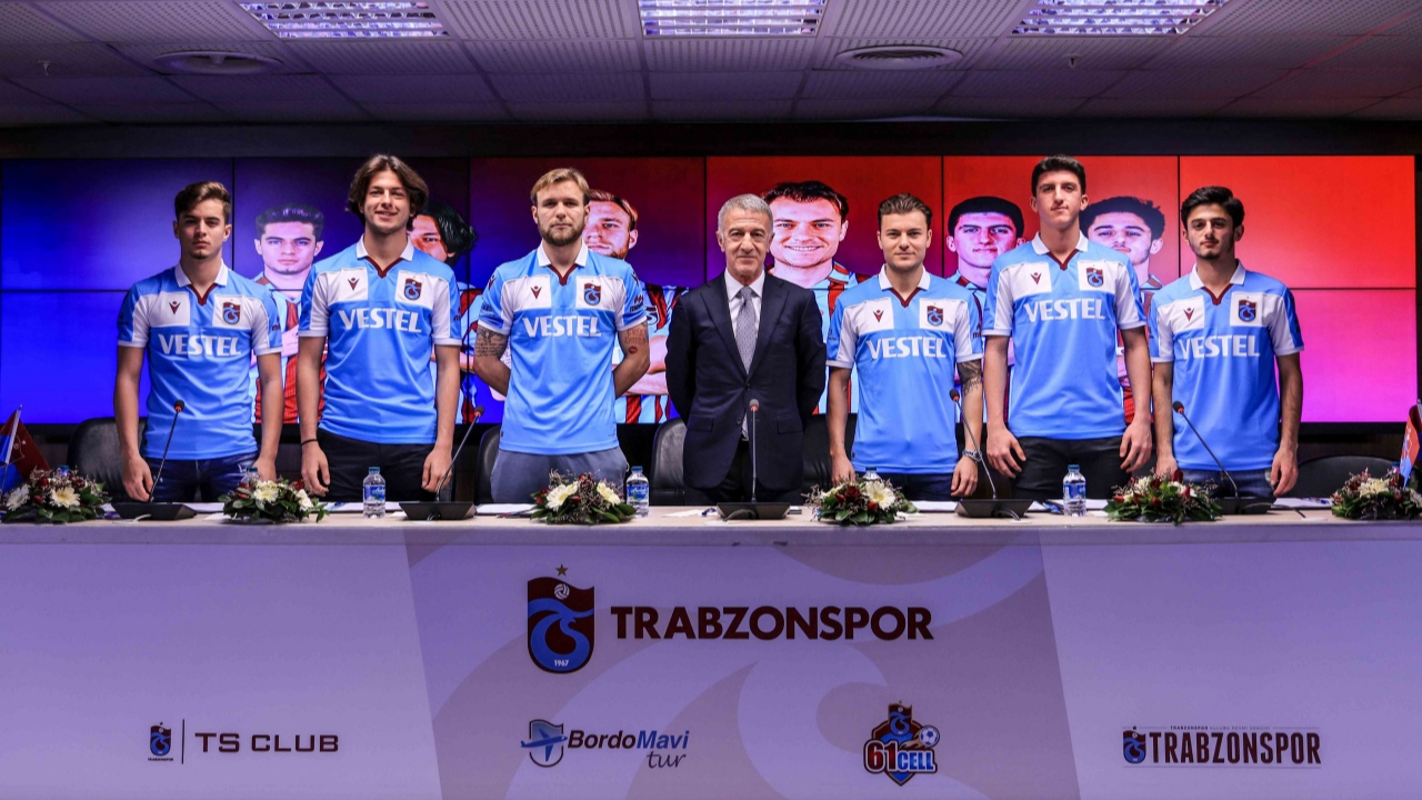 Trabzonspor'da imza şov... Devre arasında kadroya katılan 6 futbolcu için tören düzenlendi