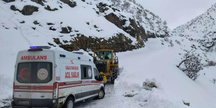Covid hastasını 8 saatlik çalışma ile hastaneye ulaştırdılar
