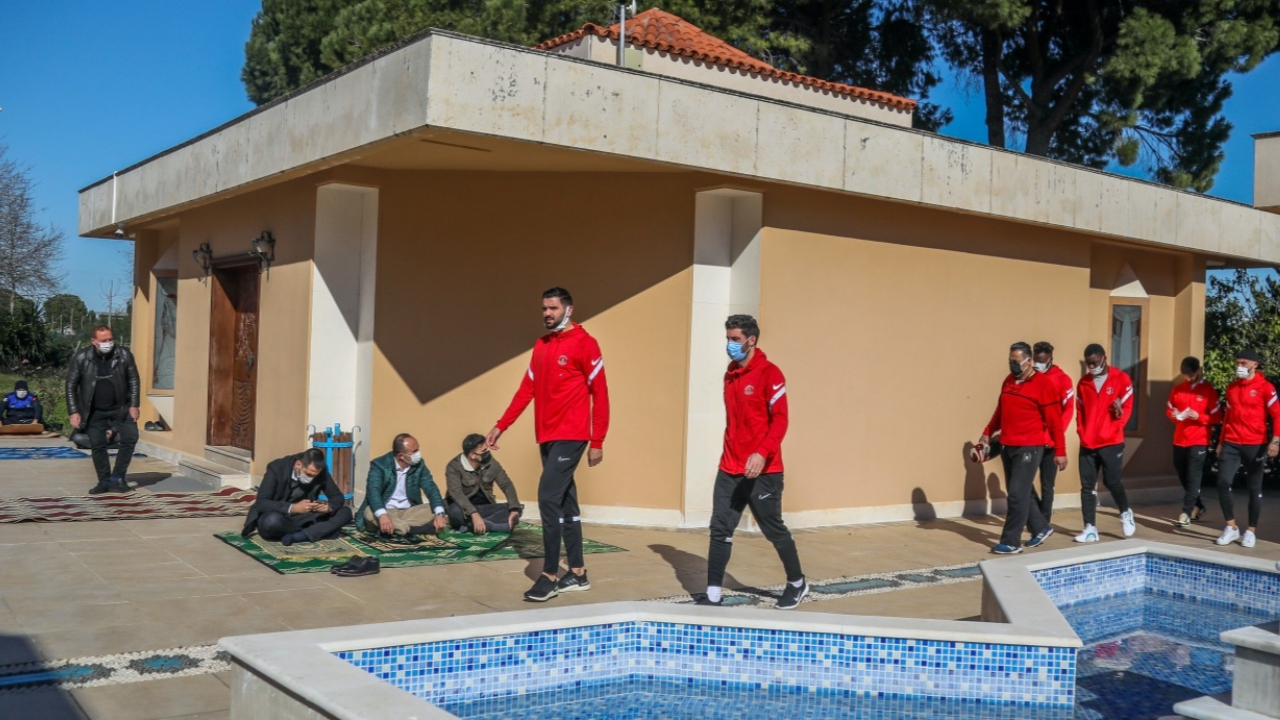 Antalya'da kampında futbolcular, Dinler Bahçesi'nde cuma namazı kıldı