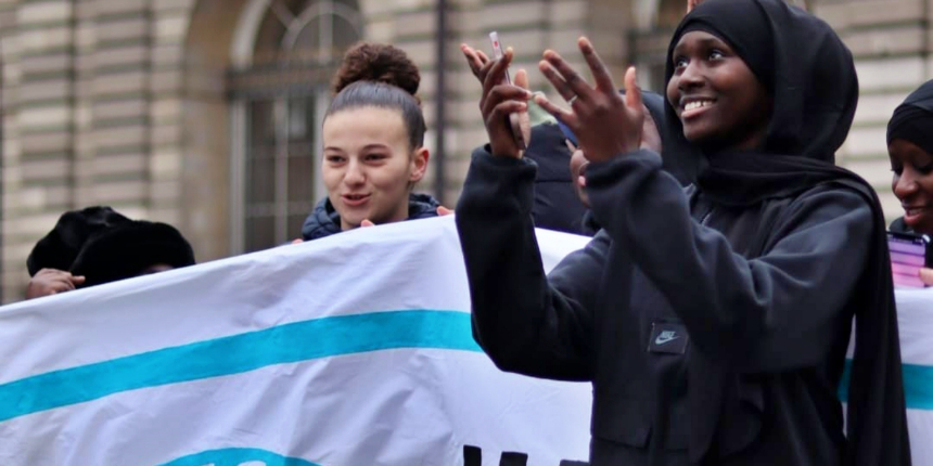 Paris'te Fransa Futbol Federasyonu'nun 'başörtüsü' yasağına protesto!