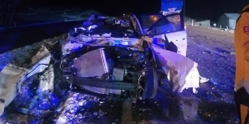 Çekiciye arkadan çarptı: Ölü ve yaralılar var!