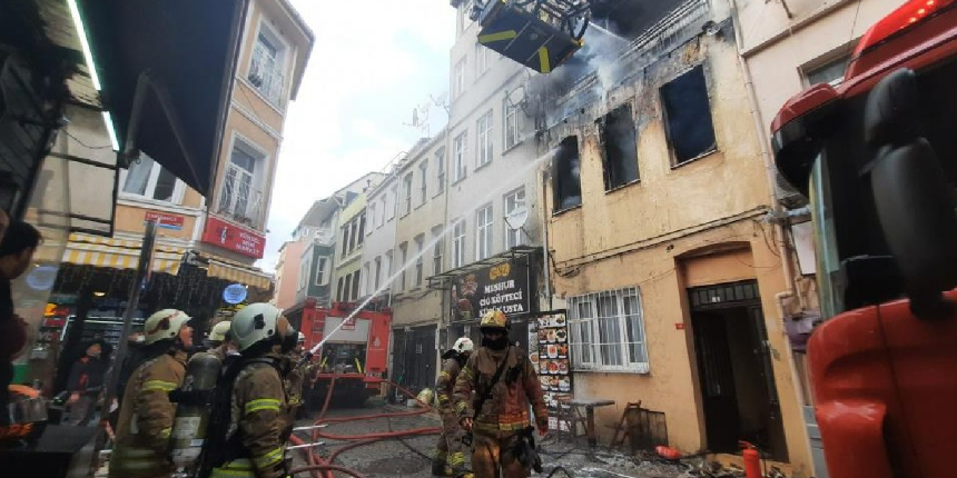 Ortaköy'de feci yangın: Makineye bağlı KOAH hastası kurtarılamadı